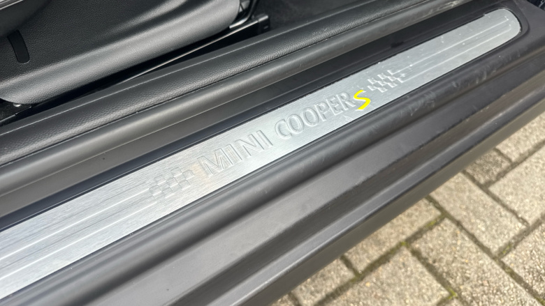 MINI Hatchback 135kW Cooper S Level 2 33kWh 3dr Auto Electric Hatchback